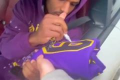 毫無架子！布朗尼耐心給粉絲簽名