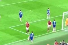 迅速爆火！現(xiàn)場直拍阿馬德助攻霍伊倫進(jìn)球后用球迷手機(jī)自拍！