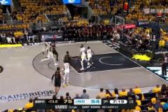 敬業(yè)！特納崴腳強(qiáng)忍疼痛還干了一攻一防！最終一瘸一拐回更衣室