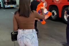 美滋滋！瓦科本場爆發(fā)拿下帽子戲法，賽后與愛妻拿走比賽用球