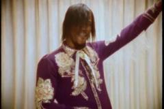 MV里的巴特勒，造型挺別致啊