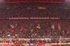 致謝拜仁死忠！穆勒爬上南看臺(tái)喊麥和球迷一起慶祝！