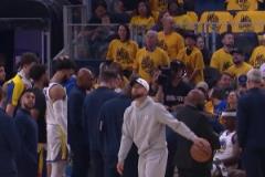 還能撐到你復(fù)出嗎暫停期間庫(kù)里獨(dú)自在一旁運(yùn)球瞄籃