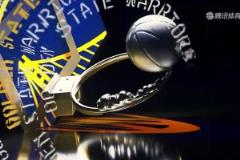 小學(xué)生偷吃被發(fā)現(xiàn)了！庫(kù)里扮演教練邊吃糖邊看技術(shù)統(tǒng)計(jì)