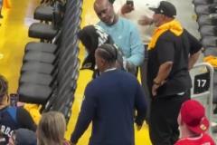 我兒子今天沒防住你！老佩頓賽后和愛德華茲寒暄擁抱