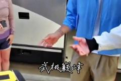 毫無架子！受傷的庫里為等候的球迷簽名