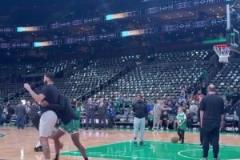 詼諧一刻！塔圖姆此前賽前訓(xùn)練運(yùn)球被助教輕松斷掉！