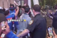 身穿0號(hào)球衣的塔圖姆球迷在麥迪遜廣場(chǎng)被紐約球迷“圍攻”