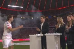 永遠(yuǎn)的傳奇！德甲冠軍頒獎儀式穆勒壓軸出場！