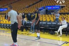 球隊(duì)領(lǐng)袖的作用！賽后塔圖姆和杰倫-布朗在更衣室與全隊(duì)擊掌