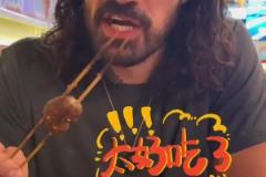 亞當(dāng)斯社媒曬品嘗中國(guó)美食vlog：我承認(rèn)我有個(gè)中國(guó)胃