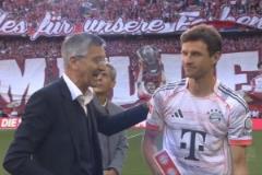 致敬傳奇！拜仁賽前為穆勒舉行告別儀式！