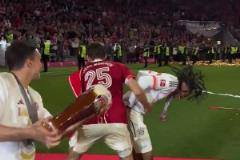 奧利塞慘遭隊(duì)友無情偷襲：穆勒你都要走了還搞我??！