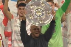 教練生涯首個(gè)頂級賽事冠軍！孔帕尼高舉沙拉盤慶祝！