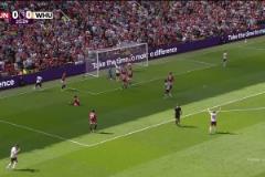 丟球了！庫(kù)杜斯助攻紹切克搶點(diǎn)破門(mén)，曼聯(lián)0-1落后西漢姆