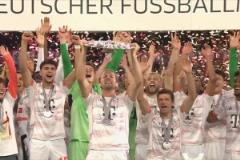 生涯首冠高舉沙拉盤！網(wǎng)友調(diào)侃：凱恩也算是有舉杯經(jīng)驗(yàn)了！