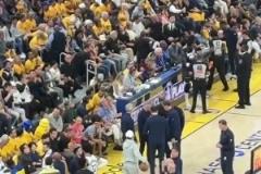 暫停期間，庫里在場邊運(yùn)球，看起來真的很想上場??！