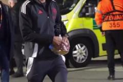 卡塞米羅賽后擁抱了自己的孩子，胖虎真是個(gè)好爸爸好丈夫呀~