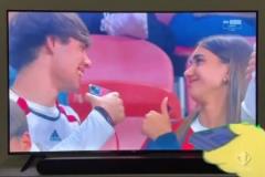 兄弟堅(jiān)持住，雖然你被拒絕了但你起碼親了一口啊