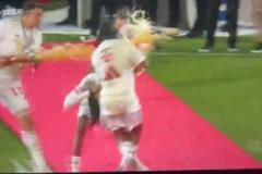 二娃還在輸出！穆勒偷偷從身后鎖住奧利塞，讓隊(duì)友噴啤酒