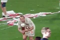 偷感十足！凱恩偷偷潑啤酒的樣子，可以和“嘎子偷狗”并列了