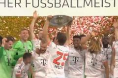 捧杯時刻！拜仁加冕隊史第33座德甲冠軍！穆勒捧起獎杯全隊歡慶！