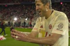 斬獲生涯首冠！凱恩啤酒浴樂在其中！