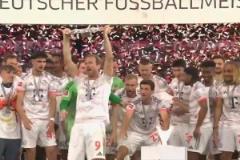 終圓冠軍夢！凱恩高舉沙拉盤慶祝生涯首冠！