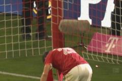 拜仁傳統(tǒng)藝能！奪冠慶祝儀式結(jié)束，安聯(lián)球場迎來啤酒浴！