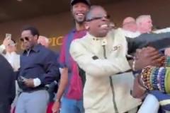 你這場鏡頭是真多啊！巴薩死忠球迷，說唱巨星Travis Scott！