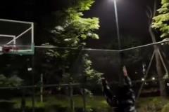 這腰臀比犯規(guī)了！籃球場驚現(xiàn)瑜伽褲神射手