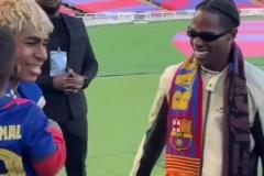 十分入神！登貝萊理發(fā)時觀看西班牙國家德比