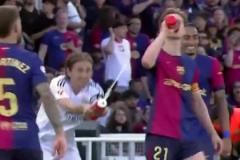 國家德比時(shí)魔笛向德容惡作劇噴水