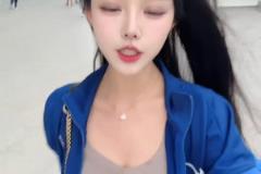 邁著搖搖晃晃的步伐~申花女球迷都這么性感美麗楚楚動(dòng)人啊~