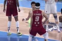 雷蒙頂防布朗，孫銘徽不滿反撞被吹進攻犯規(guī)&驚訝攤手表示不解！