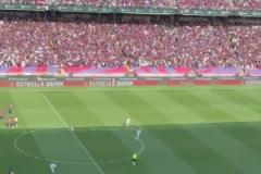 0淚目！巴薩戰(zhàn)勝皇馬賽后，什琴斯尼蹲在原地落淚