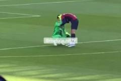 開(kāi)心的眼淚！什琴斯尼賽后蹲在球門前喜極而泣，隊(duì)友上前安慰