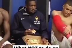 德尚之前訓(xùn)話的時候登貝萊還在吃披薩，當(dāng)年混小子如今成熟了啊~