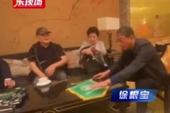 5月11日是年維泗92歲壽辰，徐根寶照例在北京為年老辦壽宴