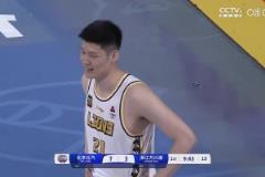 陷犯規(guī)麻煩！北京男籃開場連續(xù)打胡金秋，后者2分鐘2犯提前下場