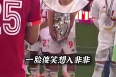 猶如范進(jìn)中舉！凱恩獎(jiǎng)盤不離身，在一旁傻笑