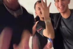 亞馬爾和朋友們跳舞慶祝，最后比的手勢表示本賽季4殺皇馬？