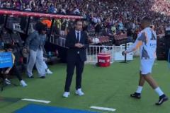 致意國家隊隊友！姆巴佩賽前走到巴薩替補(bǔ)席和孔德?lián)肀е乱? title=