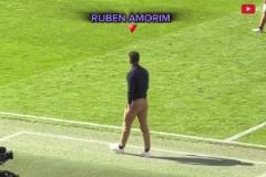 滿分表現(xiàn)！現(xiàn)場直拍：國家德比賽后，德容擁抱了他的父親！