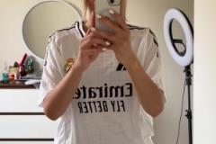 這皇馬女球迷怎么這么長，現(xiàn)在都喜歡用手機(jī)擋臉嘛