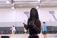 女友鏡頭前熱舞，可以看到后面訓(xùn)練的李添榮