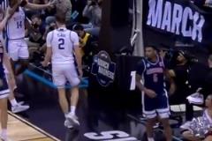 獨行俠球迷偷著樂！弗拉格旱地拔蔥逆天排球大帽，身體素質太炸了