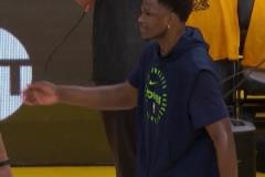 千萬(wàn)別是跟腱??！塔圖姆無(wú)對(duì)抗倒地表情痛苦隨后攙扶下場(chǎng)