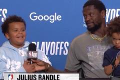 會(huì)玩！賽后發(fā)布會(huì)，蘭德?tīng)柊言捦步o了自己的兒子，讓他做出評(píng)價(jià)