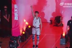 未來男籃希望？中國小將淡厚然在NCAA對位準(zhǔn)狀元弗拉格！